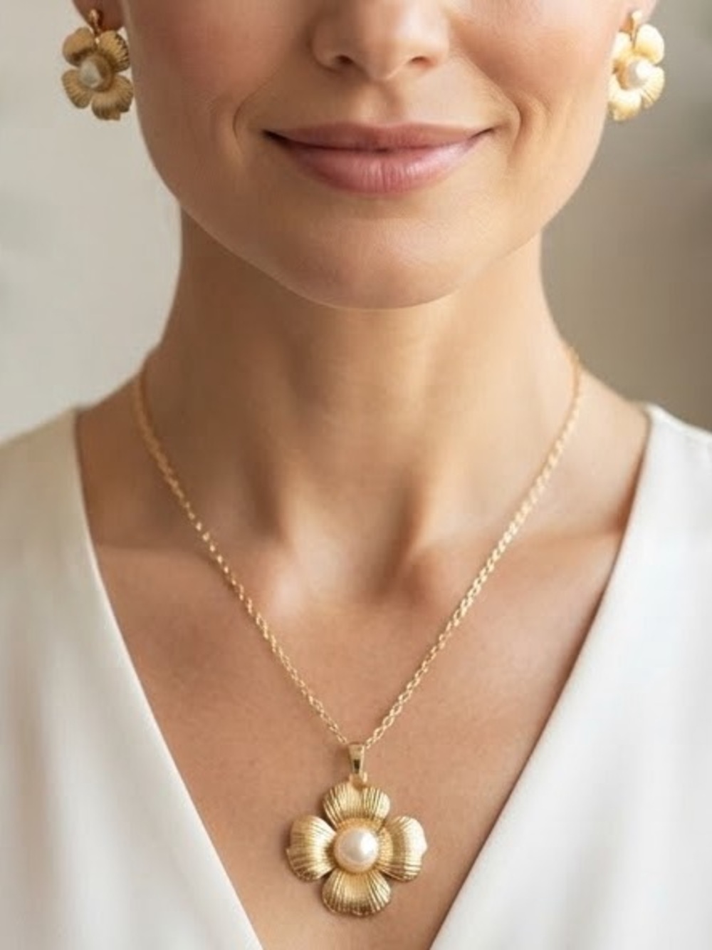 Elegant Gold Flower Pendant Necklace and Earrings Set